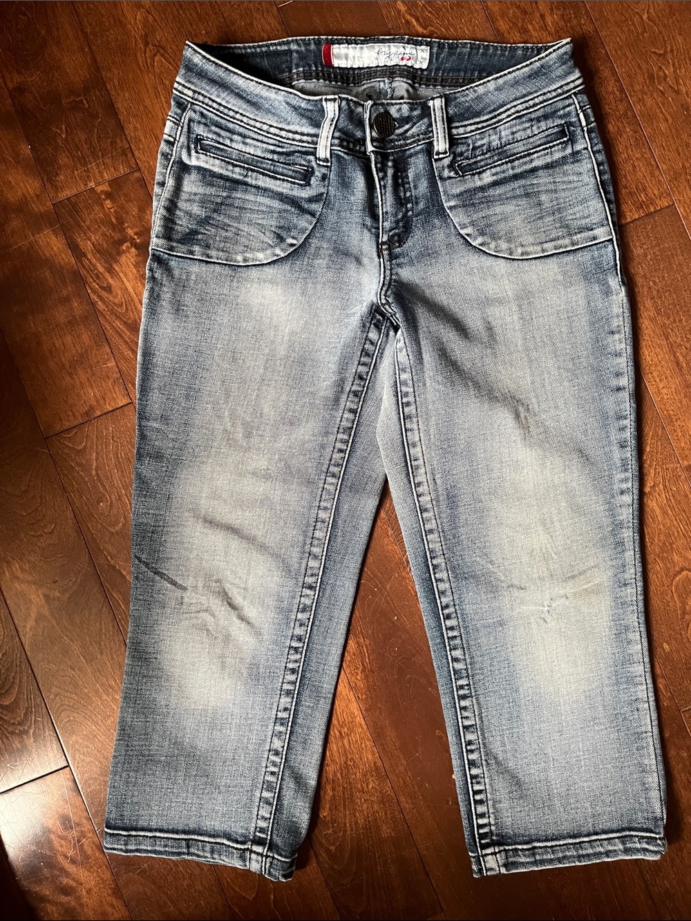 Light Wash Women’s Jean capris. Casual Cropped Fit